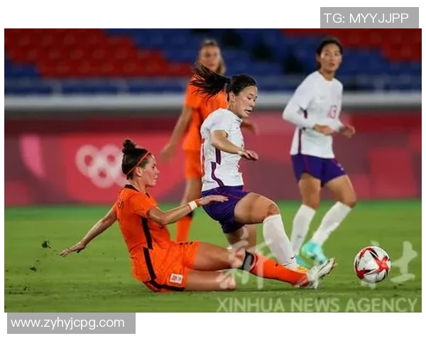 荷兰美女足球明星展现球场魅力与实力的精彩瞬间